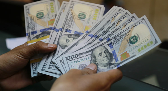 الدولار يحافظ على مكاسبه وسط ترقب لقرار المركزي الأمريكي