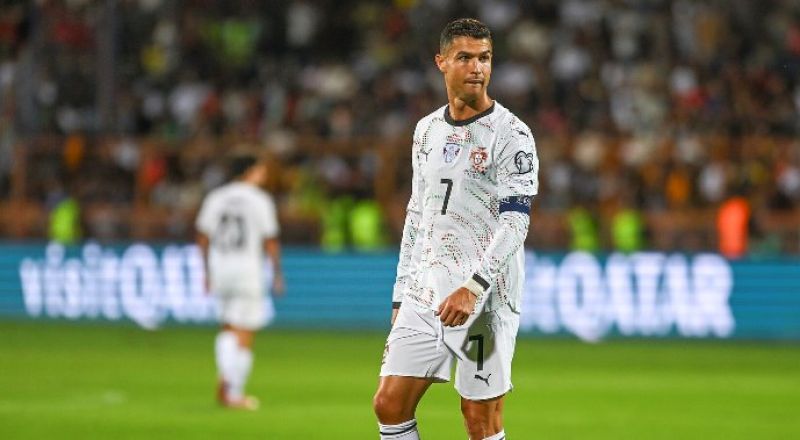 رونالدو يتفوق على ميسي في تصويت جماهيري لاختيار أفضل نسخة من الكرة الذهبية عبر التاريخ