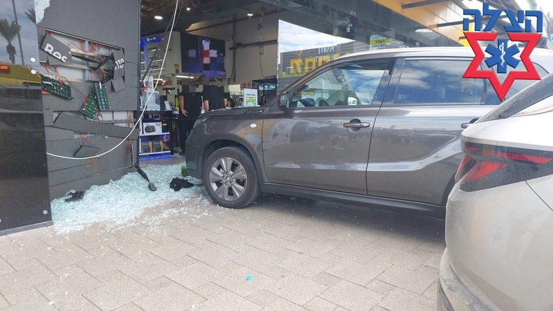 صور - حيفا: إصابة امرأتين بجراح متوسطة بعد اصطدام سيارة بمتجر
