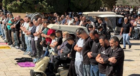 عشرات الآلاف يؤدون صلاة الجمعة في المسجد الأقصى المبارك