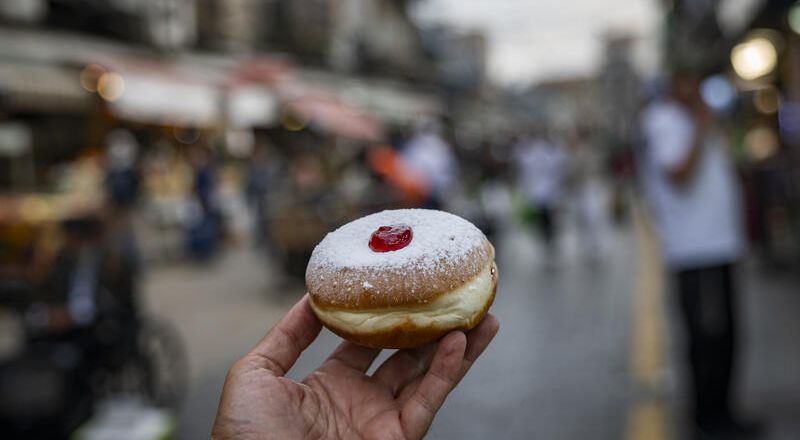 حيفا: امرأة بحالة خطيرة إثر اختناقها بقطعة حلوى