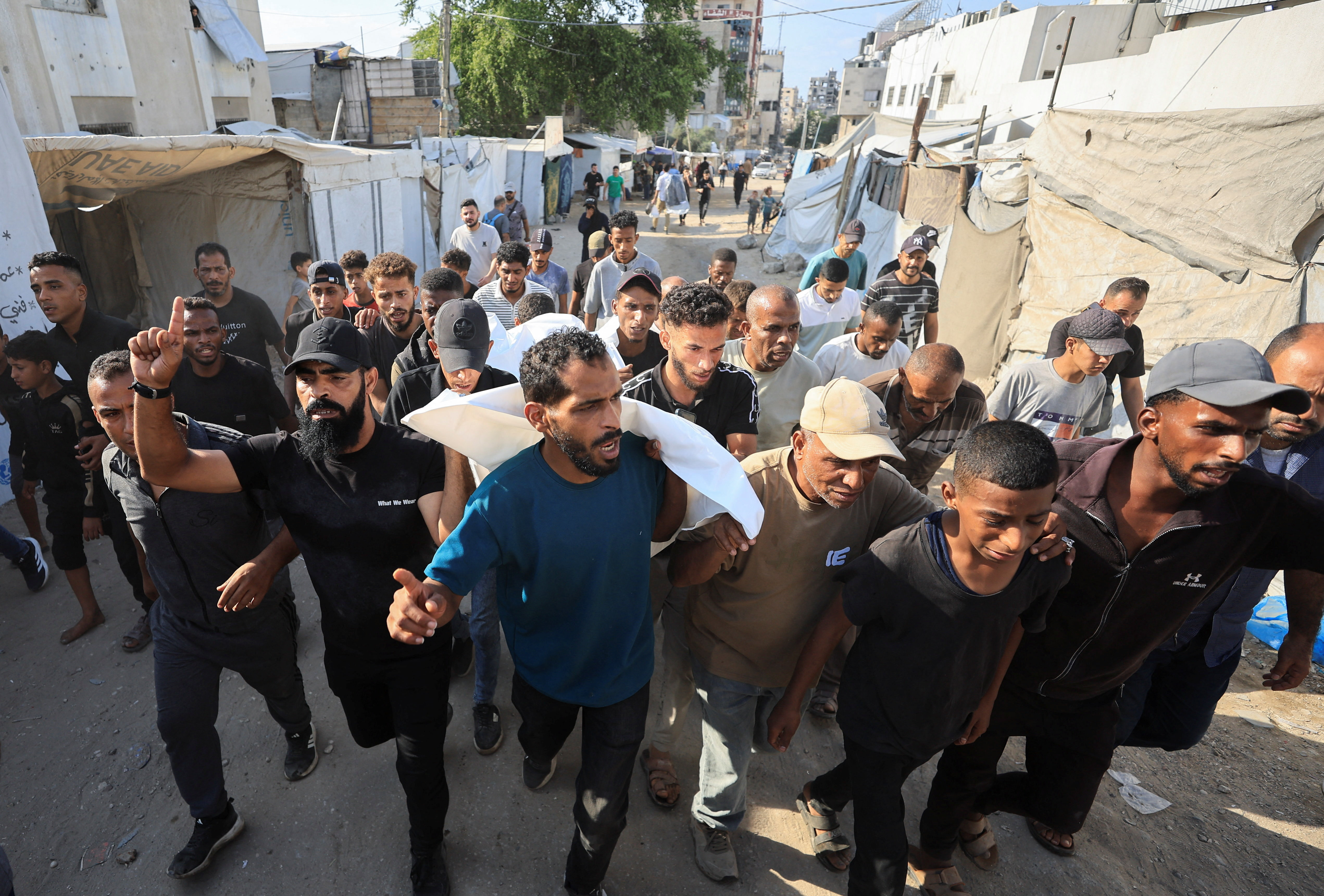 خروقات الاحتلال في غزة.. شهيدان وقصف وتوغلات وتجريف منازل