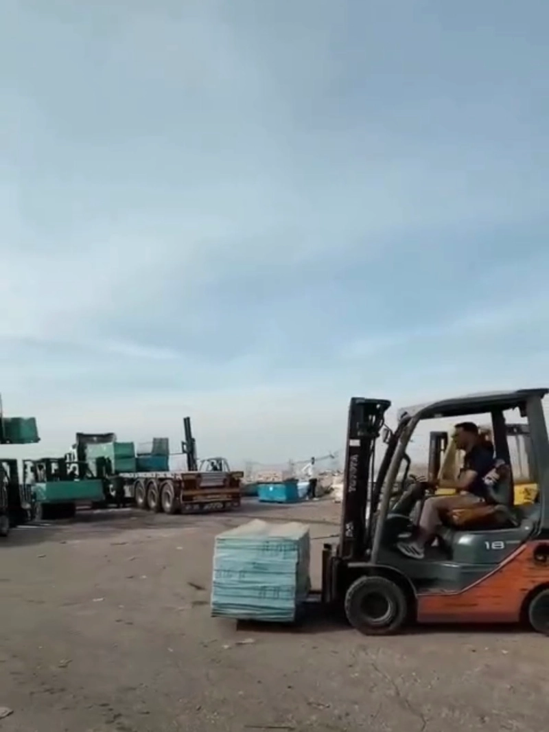 فيديو | فزعة أهل الخليل… شاحنات تتوافد لإنقاذ بضائع محل قبل هدمه