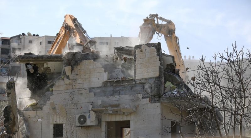 إجبار مقدسي على هدم منزله في بيت حنينا وترك أكثر من سبعة أفراد دون مأوى