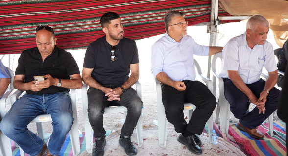 وفد من القائمة المشتركة يزور قرية ضحية في النقب بعد يوم من هدم بيوتها