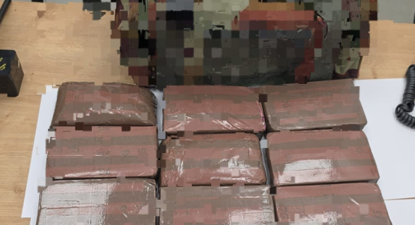 ضبط أكثر من 5 كيلوغرام من الحشيش خلال مداهمة منزل في الفريديس واعتقال مشتبه