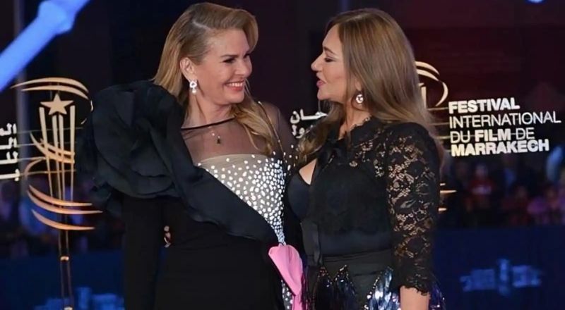 زميلتها فاجأتها بردّ فعلها.. موقف محرج بين فنانتين على السجادة الحمراء