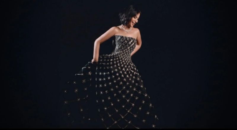 منى زكي بإطلالة من كارولينا هيريرا في ليلة تكريمها بالجونة