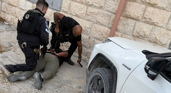 إحباط سرقة سيارة من القدس واعتقال مشتبه به من الخليل بعد مطاردة وإطلاق النار على إطاراتها