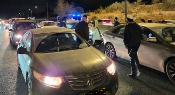 تقرير.. ‘الشاباك‘ يفحص: هل كان اعتقال المشتبهين على شارع 1 بسبب بلاغ كاذب؟