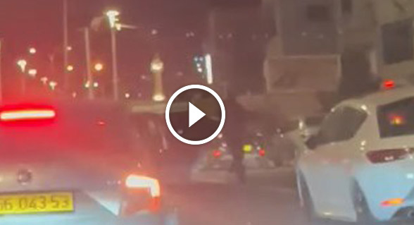 مشهد صادم من سخنين: ملثم يترجل من سيارة ويطلق النار على مبنى أمام عيون المارة