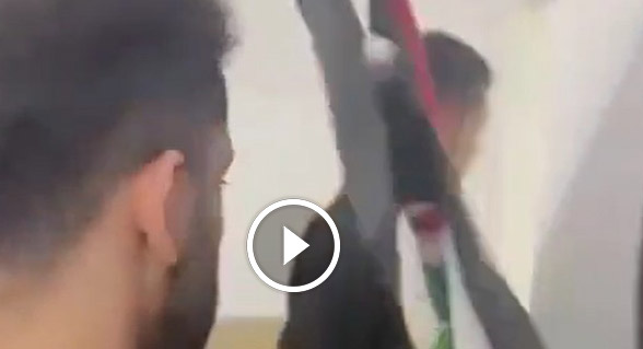 الشرطة تقتحم مقر الجبهة والمشتركة في ام الفحم وتصادر الاعلام الفلسطينية