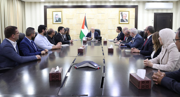 رئيس الوزراء الفلسطيني يلتقي المديرة الإقليمية للبنك الدولي وشركات تكنولوجية فلسطينية