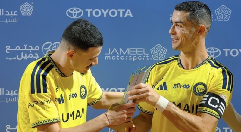 تصرف رائع.. الأسطورة رونالدو يتنازل عن جائزته لزميله الحمدان