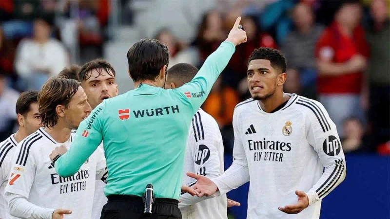 رسميًا.. خوان مونويرا حكمًا للكلاسيكو بين برشلونة وريال مدريد