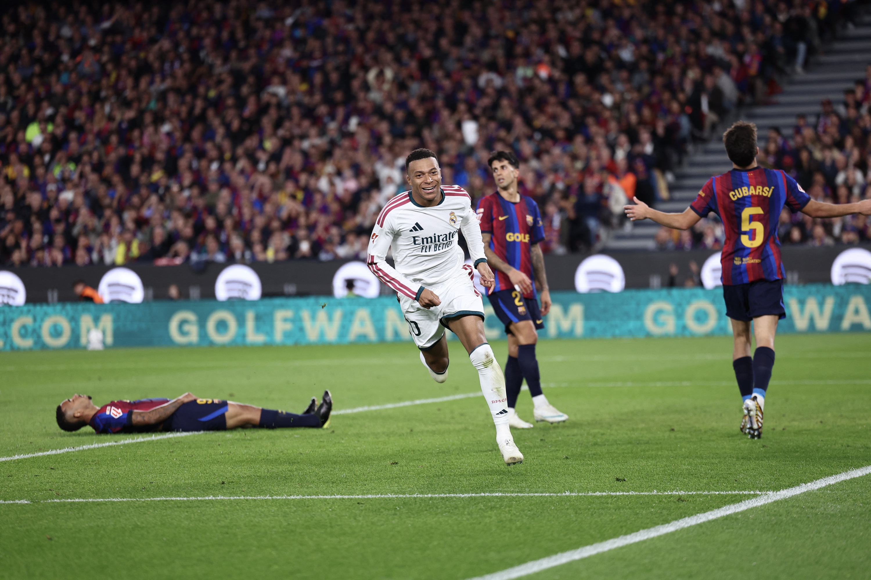 مبابي يقود ريال مدريد للفوز على برشلونة ويشعل صراع الصدارة